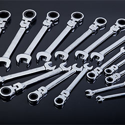 Movable head ratchet wrench