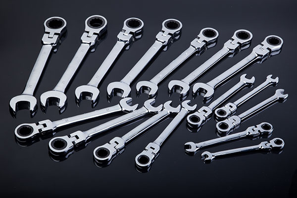 Movable head ratchet wrench